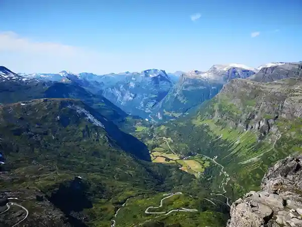 Aussicht in die berge wälder Geirangerfjord Norwegen