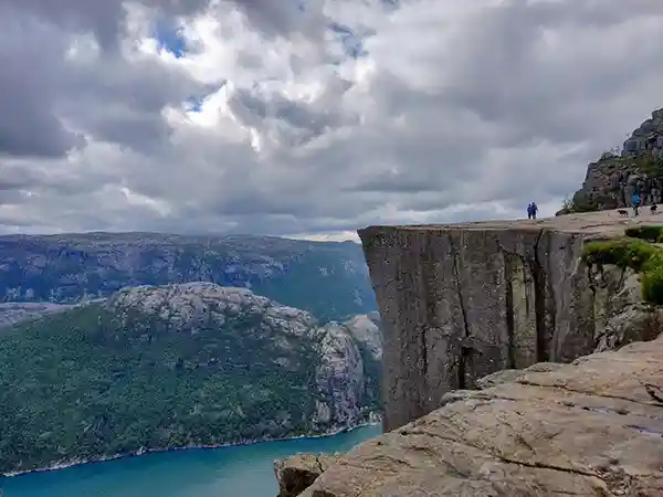 Felsen fjord bewölkter himmel preikestolen norwegen