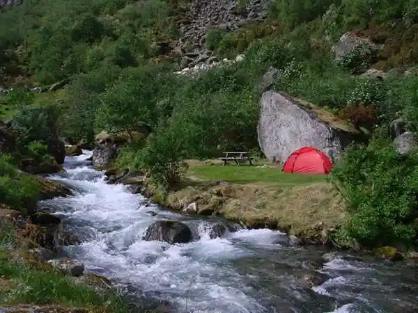 Campen mitten in der Natur, im Grünen, rotes Zeld, fluss