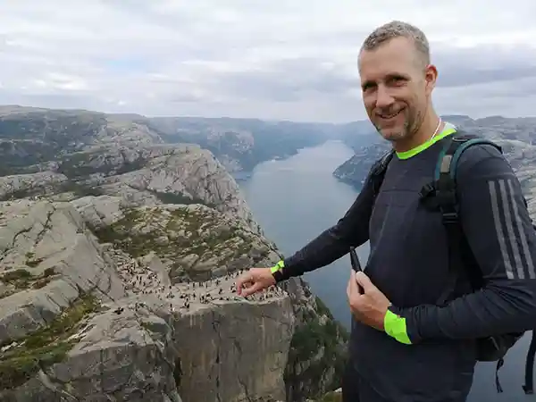 fjord felsen berge wasser mann preikestolen norwegen