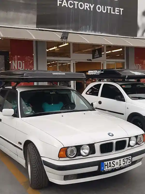 BMW mit Dachzelt vor Factory Outlet