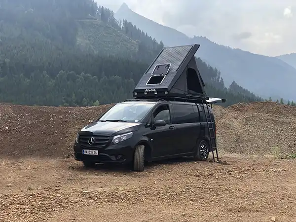 Georgs Mercedes Vito mit Alu-Cab Dachzelt