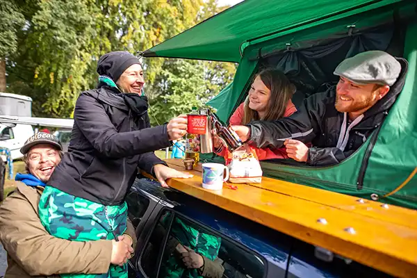 Nils & Ilonas Dacia Kombi mit Dachzelt