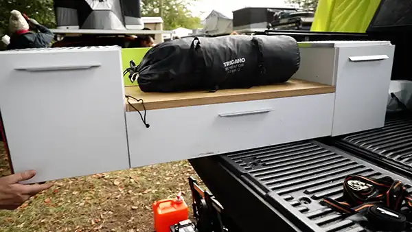 Michaels Dodge RAM mit Treeline Outdoor Tamarac Dachzelt
