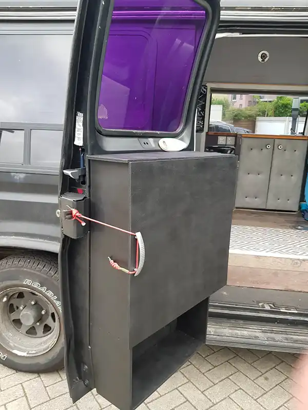Pia & Steves Ford Econoline mit Dachzelt