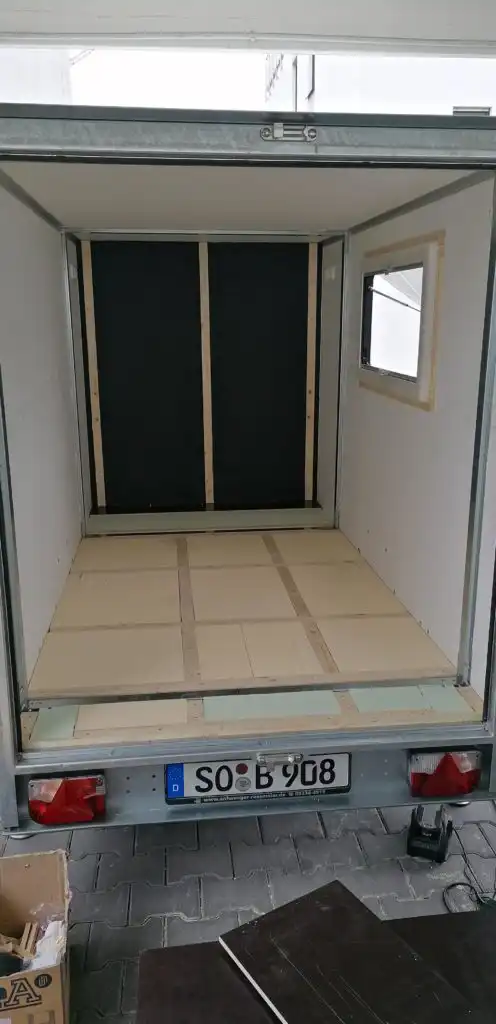 Björns Kastenanhänger mit Alu-Cab Series 3 Dachzelt