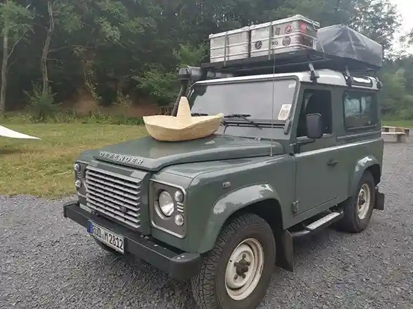 Adrians Land Rover Defender 90 mit Gordigear 140 Dachzelt