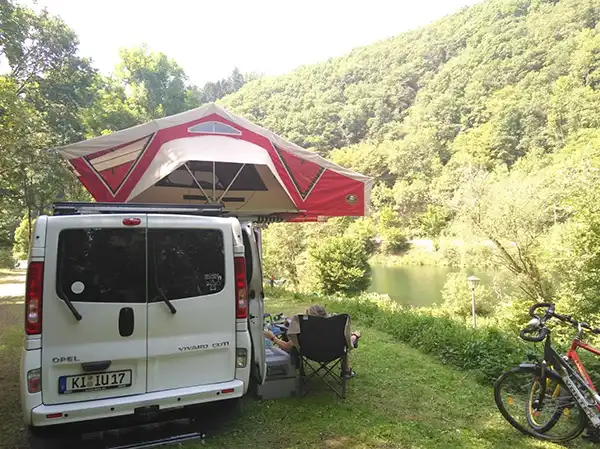 Ursula & Ingos Opel Vivaro mit Dachzelt