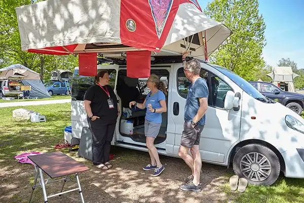Ursula & Ingos Opel Vivaro mit Dachzelt