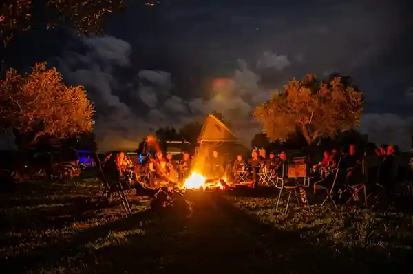 Lagerfeuer mit menschen Dachzelt silvester camp 2022/2023 dachzeltnomaden portugal 