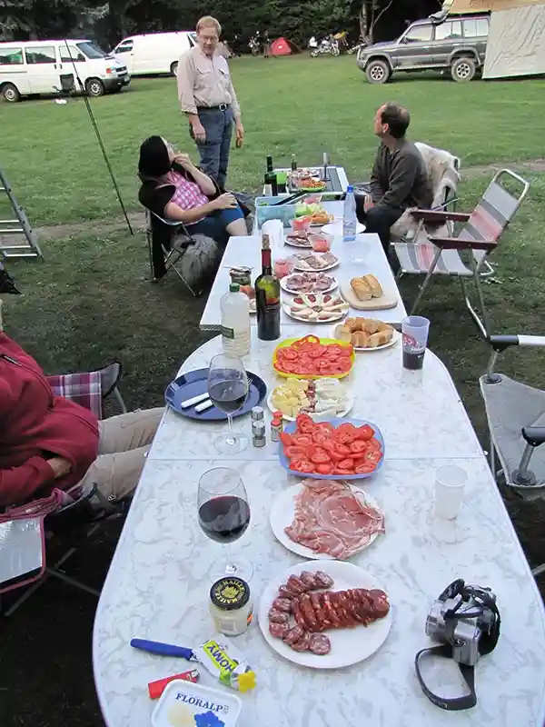 Essen auf einem Tisch Menschen draußen