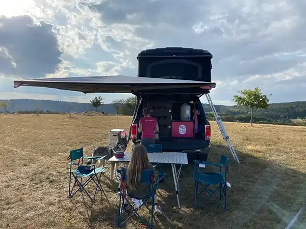 Dachzelt Airlander markise, campingmöbel und kinder