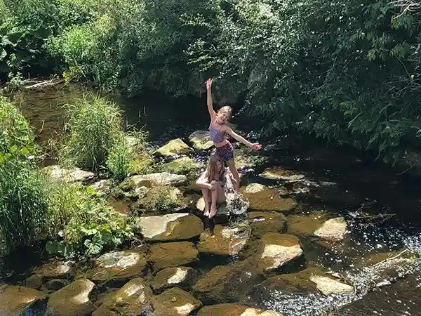 Kind erkundet fluss auf dachzelt reise