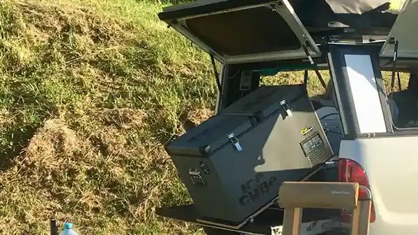 ausbebautes auto mit kühlmöglichkeit