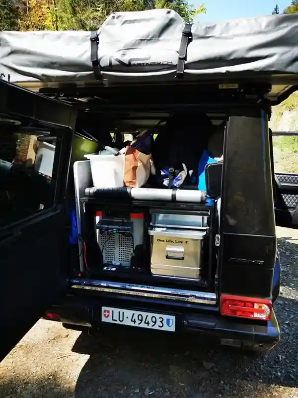 ausbebautes auto mit kühlmöglichkeit