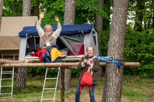 pärchen beim dachzelten im wald