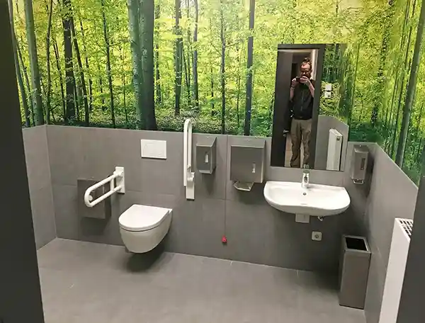 Behinderten-WC Toilette für Mobilitätseingeschränkte