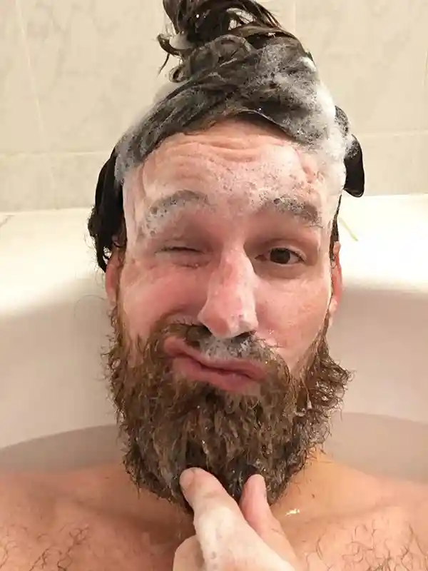 Mann in der Badewanne liegend