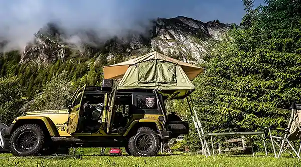 klappdachzelt auf einem geländewagen in der natur