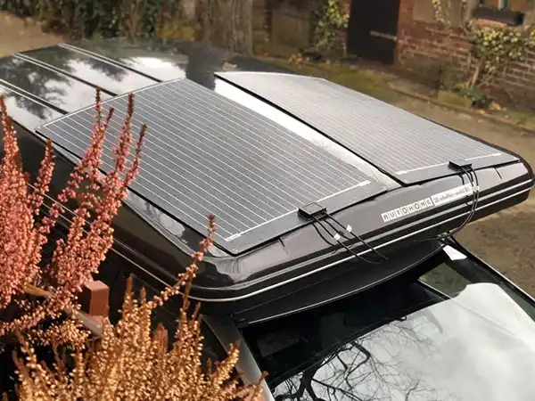 flexibles solarmodul auf ein hartschalen dachzelt geklebt