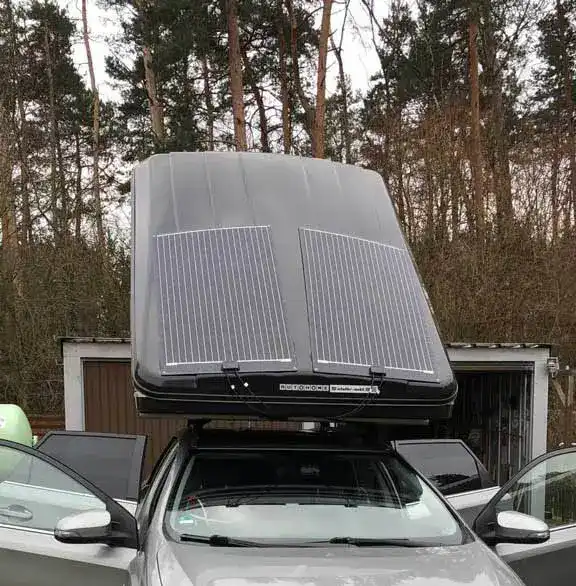 flexibles solarmodul auf ein hartschalen dachzelt aufgeklebt