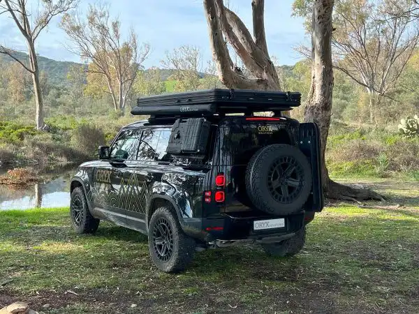 Alu Hartschalen Dachzelt Oryx Solution Chinchilla 2 Personen geschlossen auf gelaendewagen natur baeume