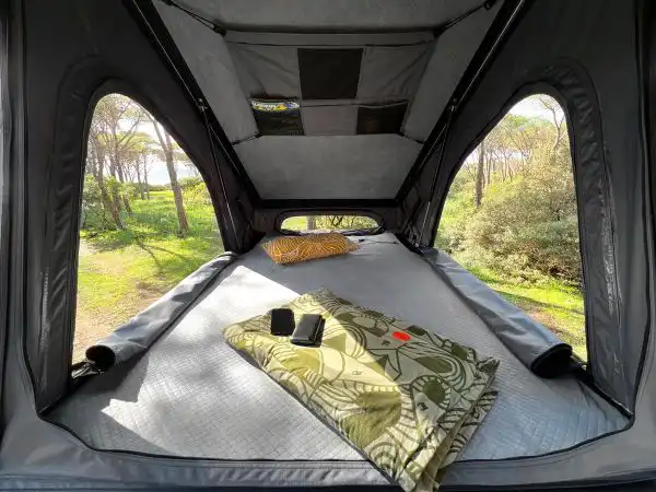 Alu Hartschalen Dachzelt Oryx Solution Chinchilla 2 Personen innenansicht decke kissen