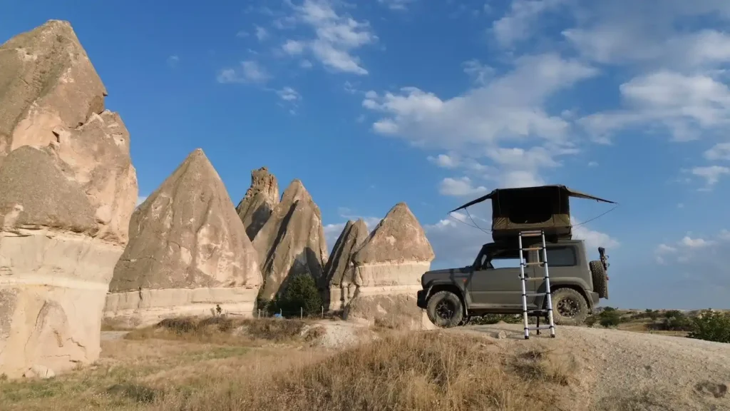 femkesrooftoptents dachzelte geleaendewagen felsen blauer himmel