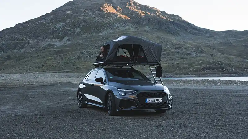 uebersicht qeedo dachzelte klappdachzelt berge auto frau