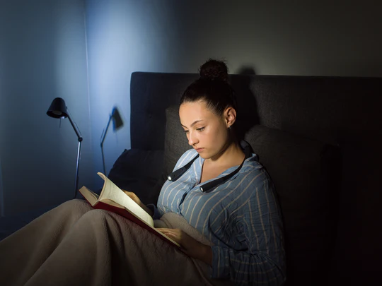 frnk mobile leselampe frau buch