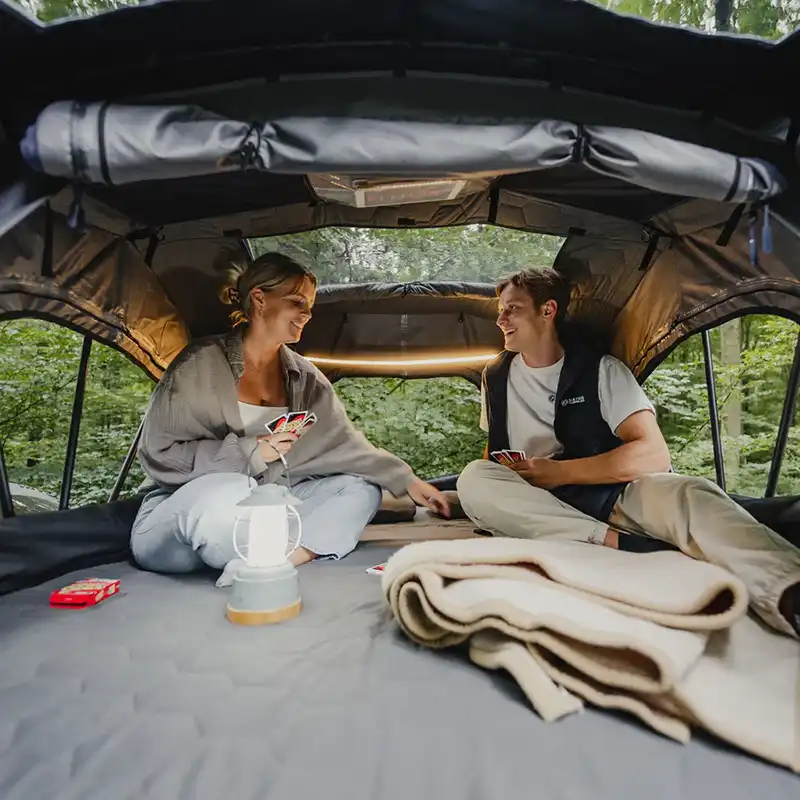 naturbummler loft-light klappdachzelt Innenansicht mann frau