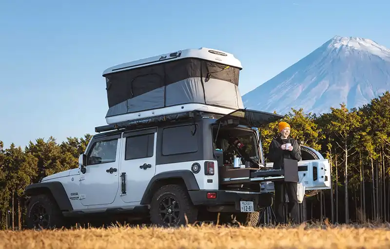 dachzeltnomaden-shop-dachzelte-james-baroud-evasion-Hannah-Price-@currently.hannah-camping-in-front-of-Mount-Fuji-Japan-2-1-e1743765603395 james baroud evasion kaufen