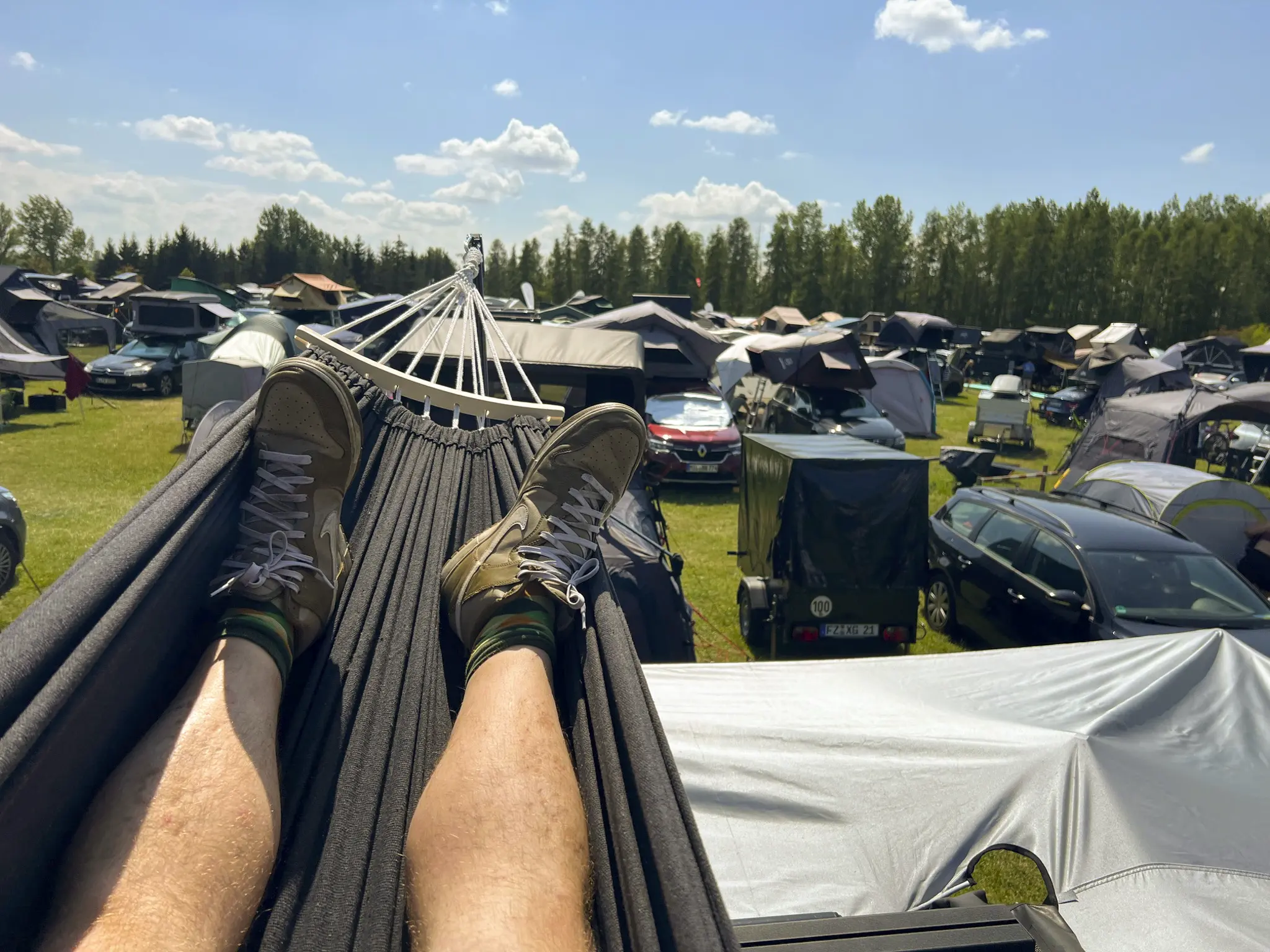 Dachzeltstadt aus der Luft: 300 Fahrzeuge beim DACHZELT Sommer CAMP 2026