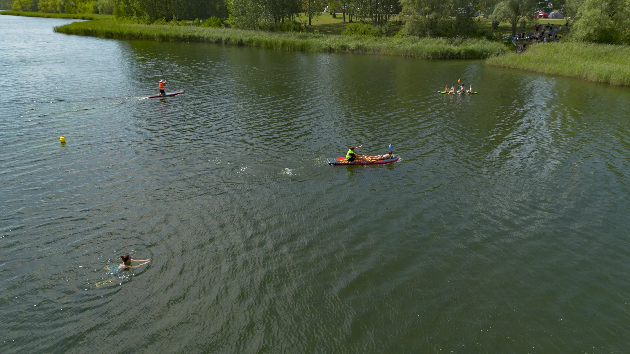 Kinder starten das SUP-Rennen auf dem Mondsee