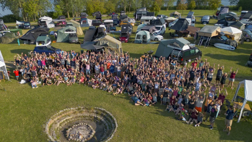 20261907_DACHZELT-SOMMER-CAMP-2026_Benni-Früh_Drohne__42 Gruppenfoto des DACHZELT Sommer CAMPs 2026 aus der Luft