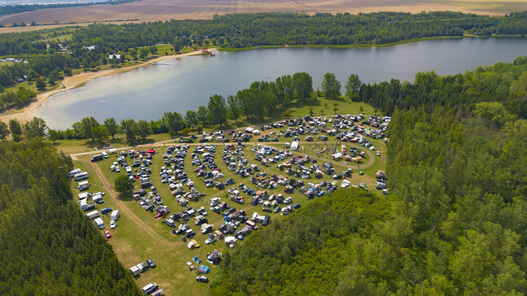 Luftaufnahme des DACHZELT Sommer CAMP 2026 im Erholungspark Mondsee bei Hohenmölsen