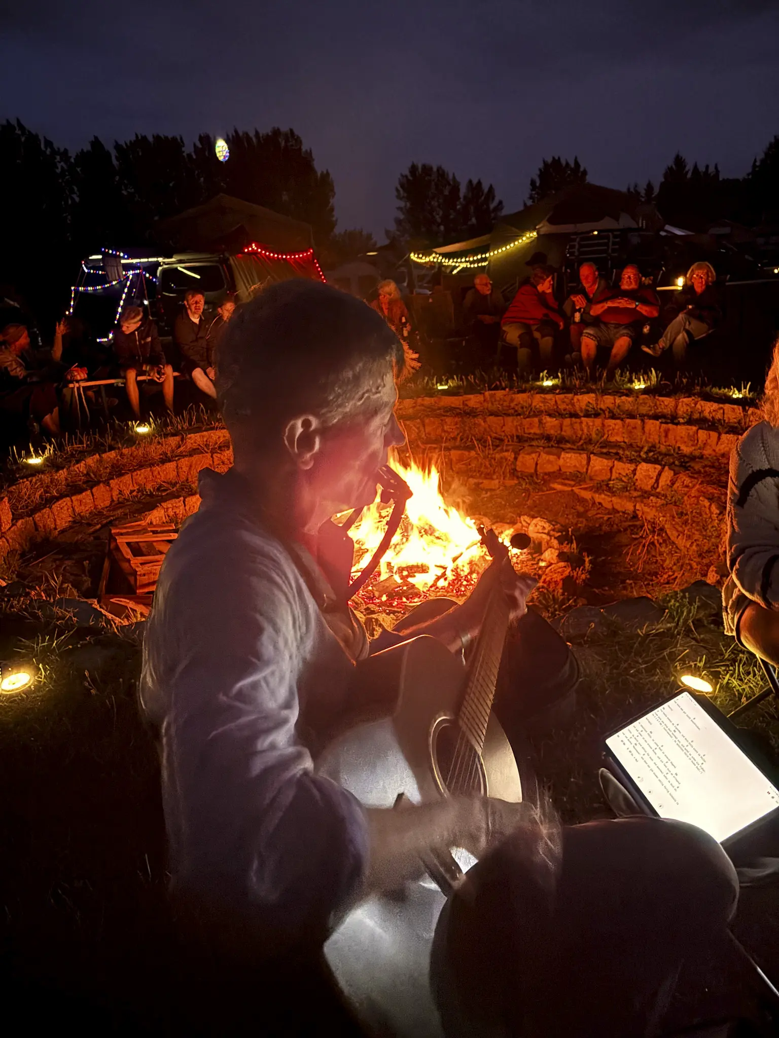 Lagerfeuer im Zentrum des DACHZELT Sommer CAMPs 2026
