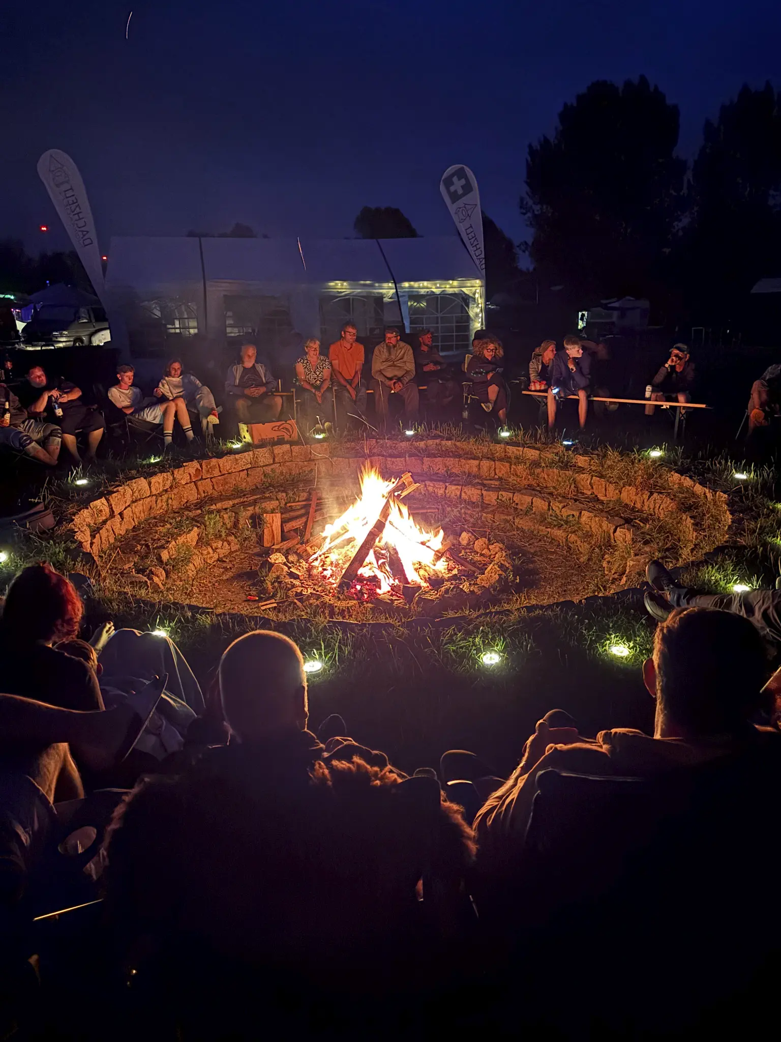 Camper sitzen abends am Lagerfeuer am Mondsee
