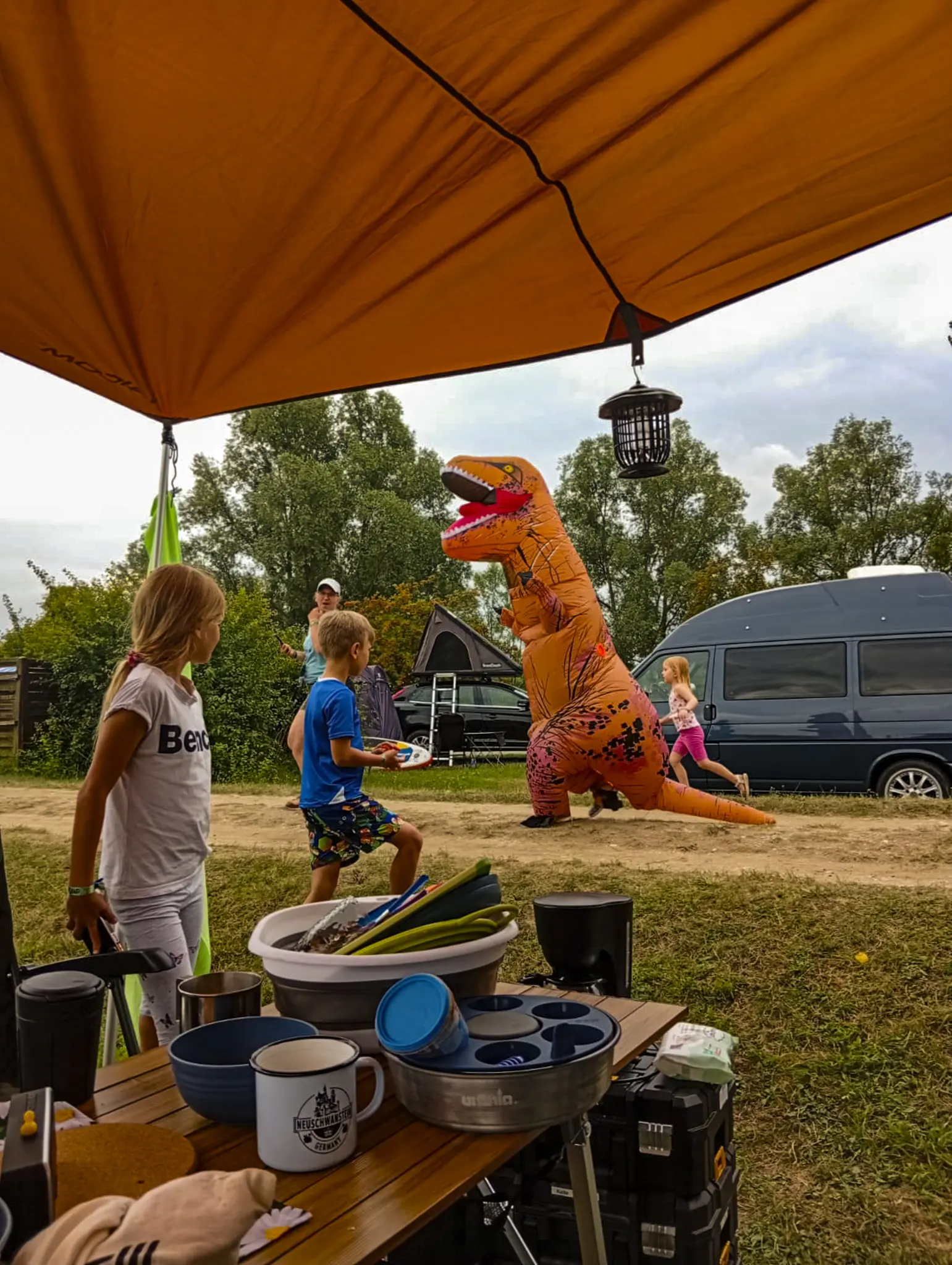 Dino-Kostüm sorgt für Überraschung beim DACHZELT Sommer CAMP 2026
