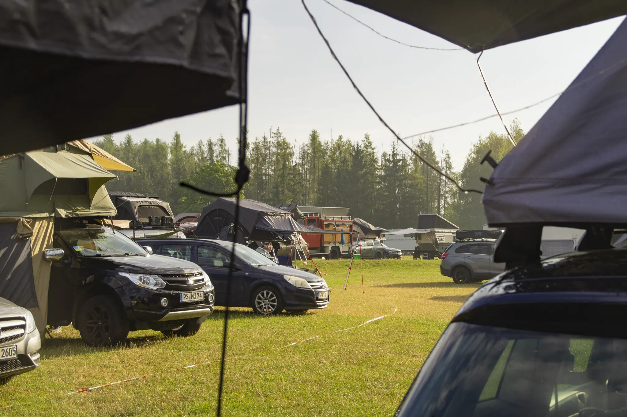 Dachzelt-Setups auf der Campwiese im Erholungspark Mondsee