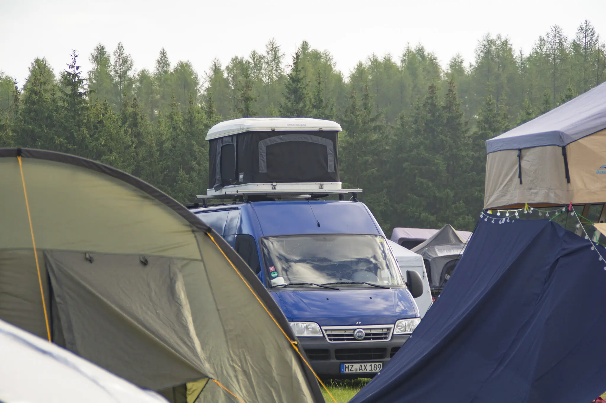 Campingküche und Vorzelt an einem Dachzelt-Setup am Mondsee