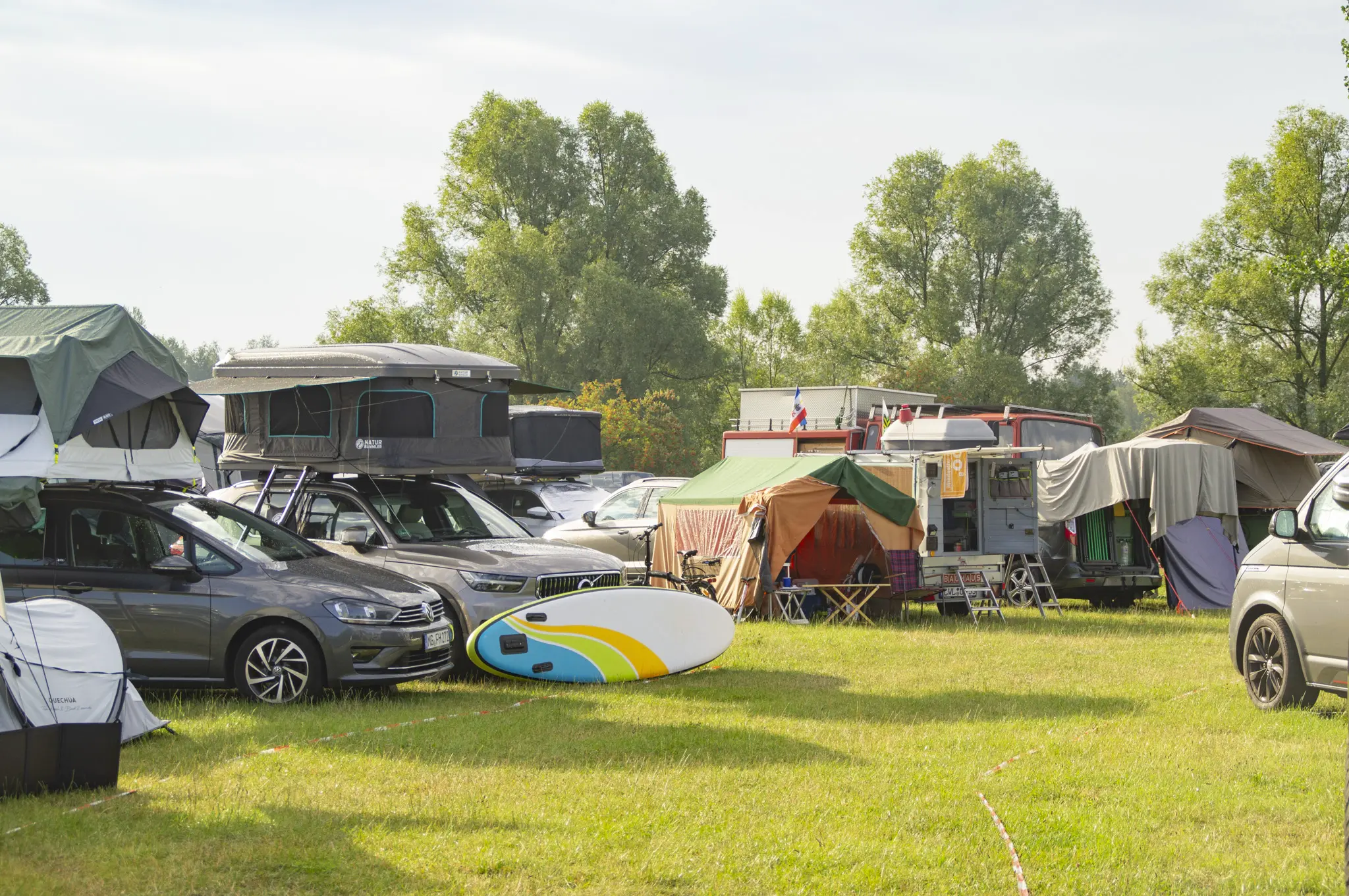 Individuell eingerichteter Stellplatz beim DACHZELT Sommer CAMP