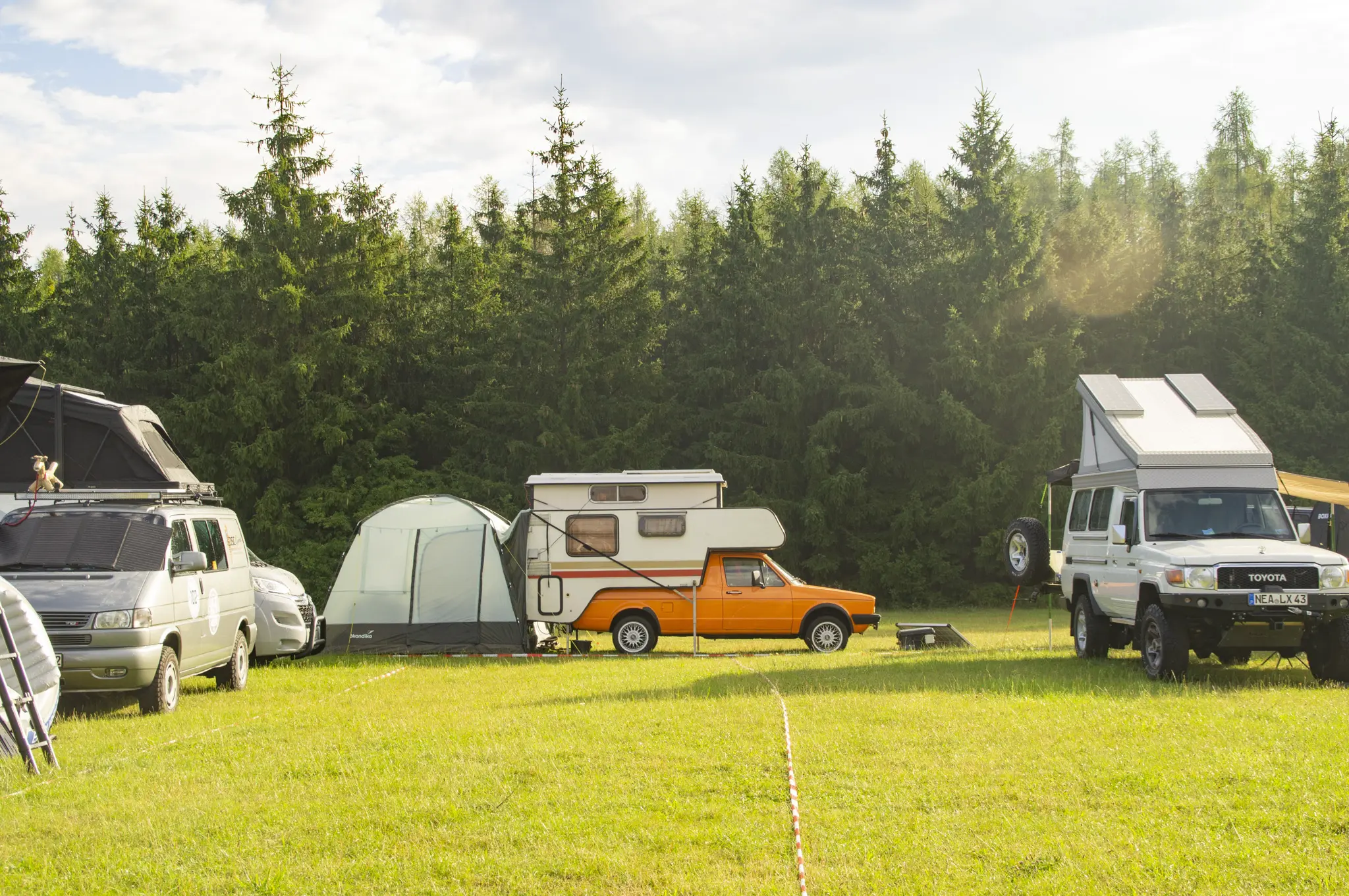 Dachzelt mit Vorzelt und Lichterkette auf dem Sommer CAMP 2026