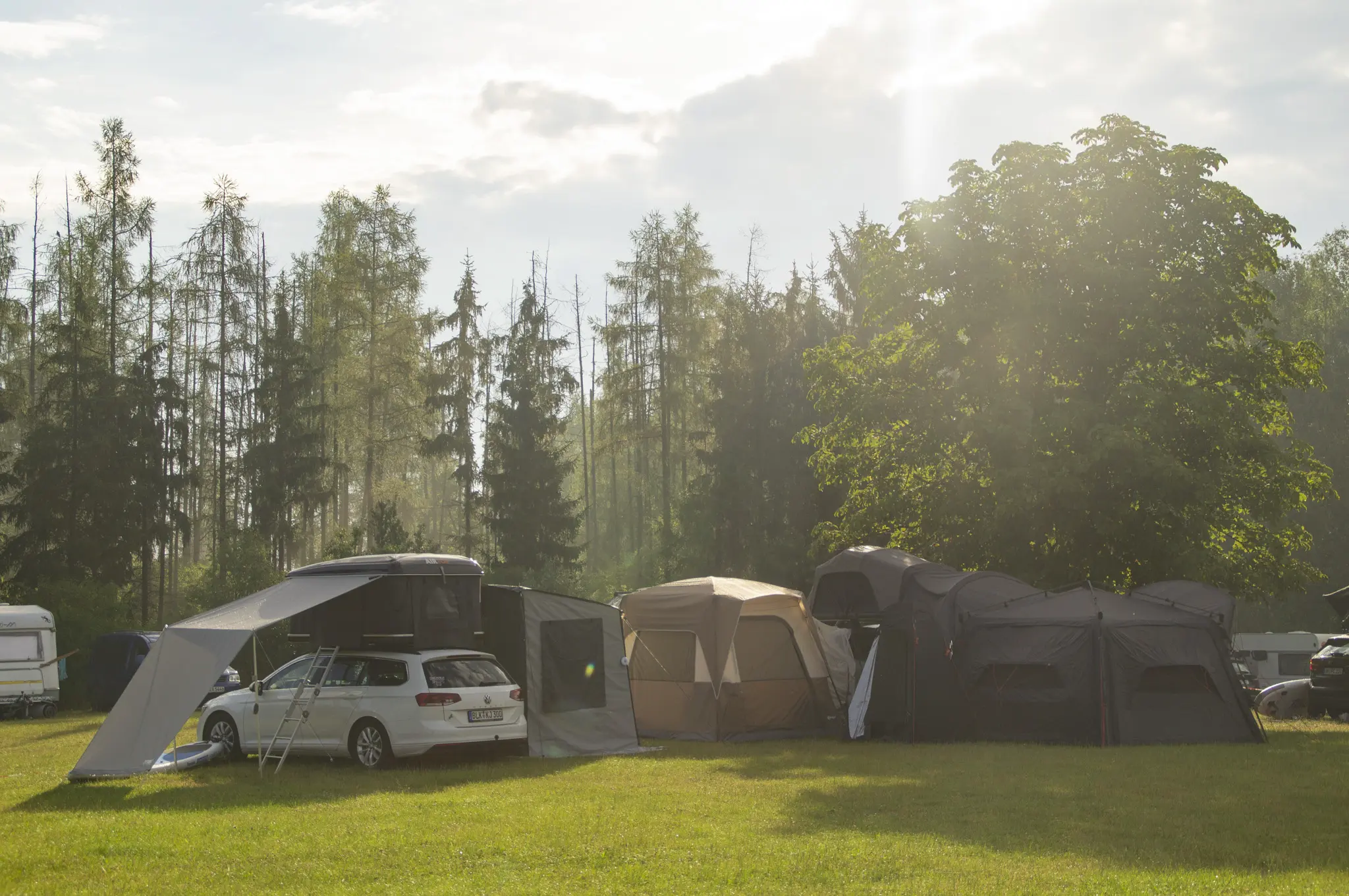 Blick über die Camp Area des DACHZELT Sommer CAMPs am Mondsee