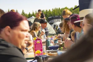 Camper beim Frühstück auf der Campwiese