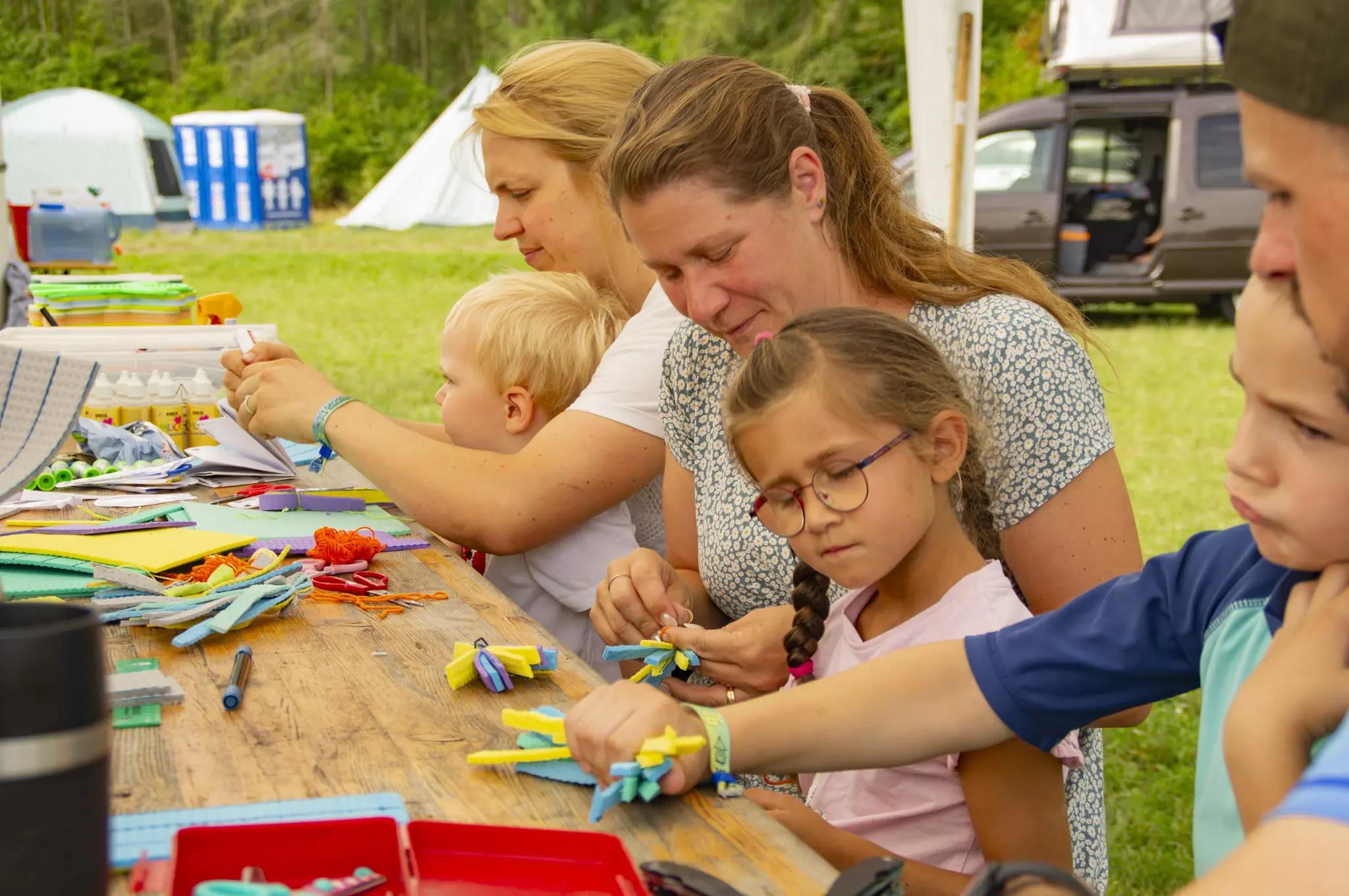 Selbst gebastelte Schwammtiere beim DACHZELT Sommer CAMP