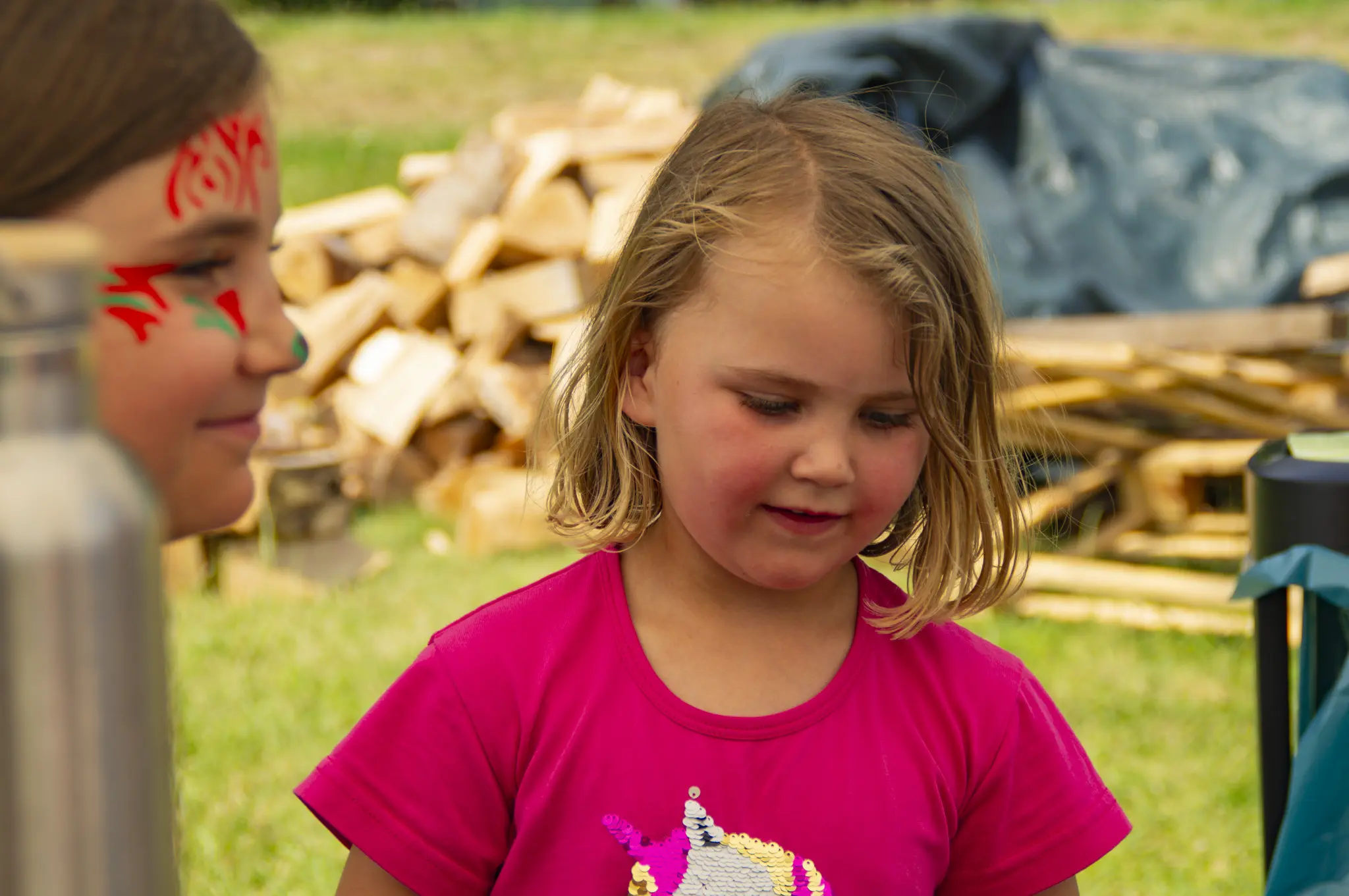 Geschminkte Kinder im Abenteuerland des Sommer CAMPs