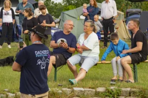 Camper hören der Ansprache im Zentrum zu