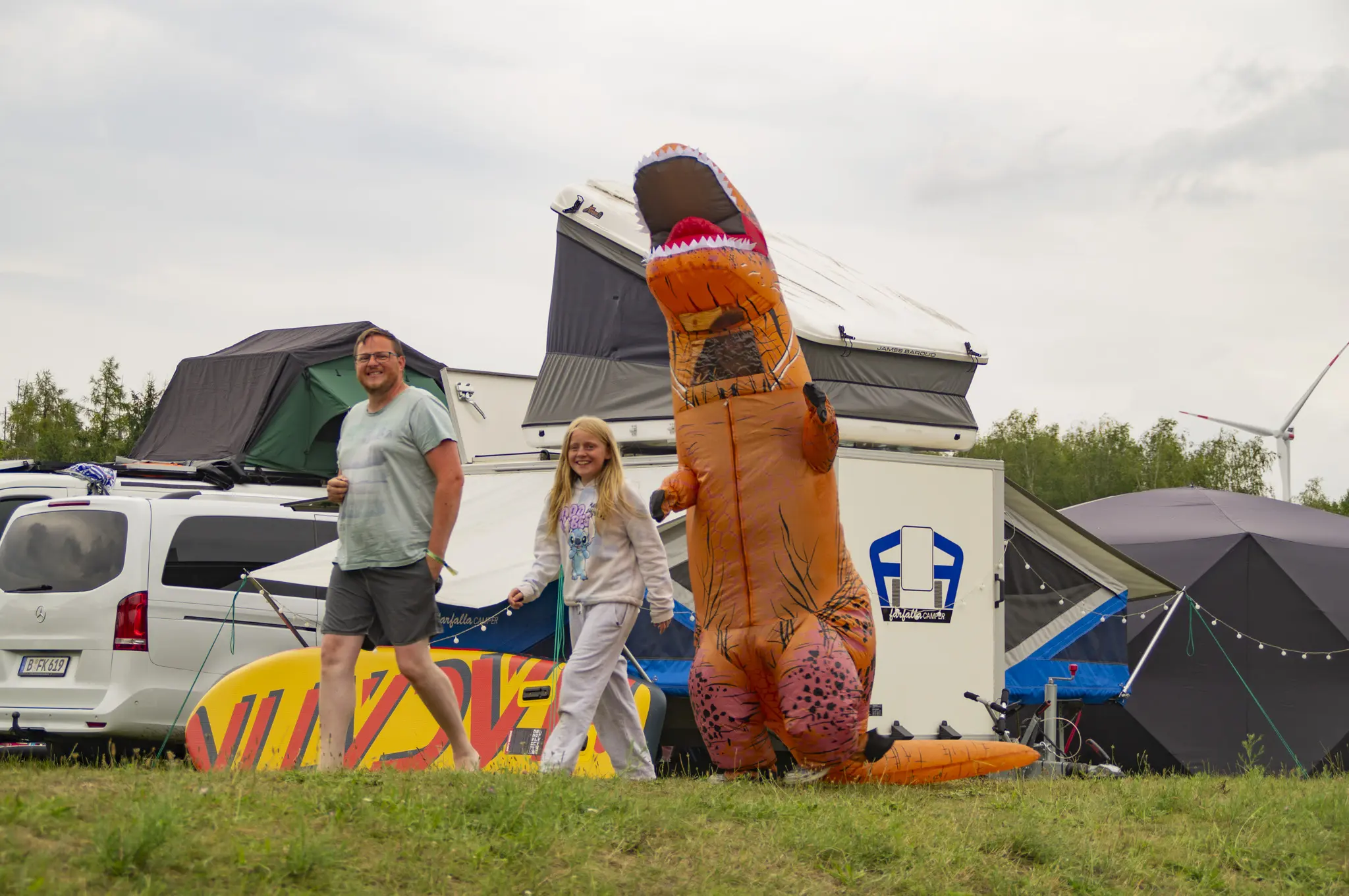 Als Dinosaurier verkleideter Camper auf dem Camp-Gelände