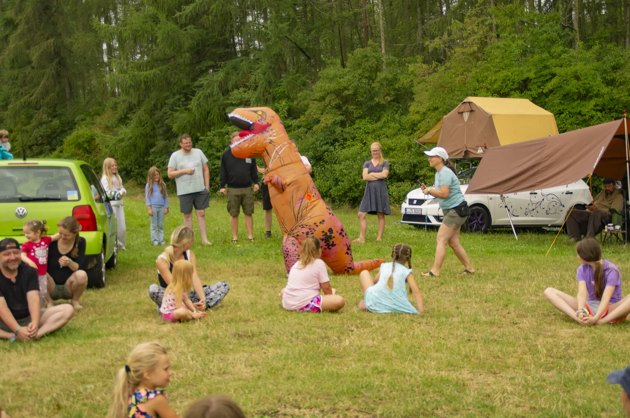 Der Dino treibt Schabernack mit den Kids am Mondsee